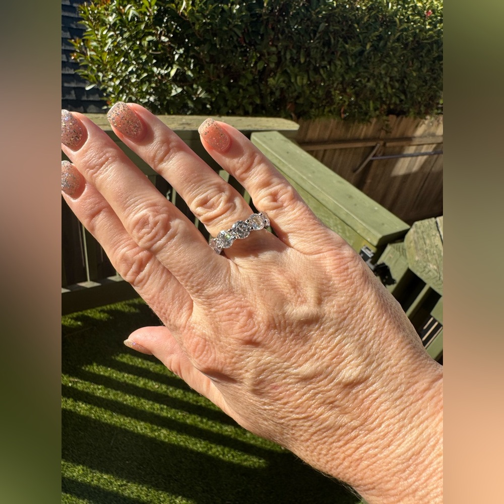 New Moissanite 1.0CT SIZE: 6 Ring